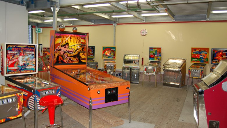 Pindigiland, © Pindigiland Room with several pinball machines and jukeboxes.