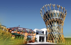Haubiversum - The bread experience, © Haubis GmbH Exterior view of the Haubiversum with a tower and a crispy house.