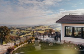 Panoramagasthof in St. Peter in der Au, © Niederösterreich Werbung/Daniela Führer Panoramablick von einem Gasthof in St. Peter in der Au mit Terrasse und Landschaft.