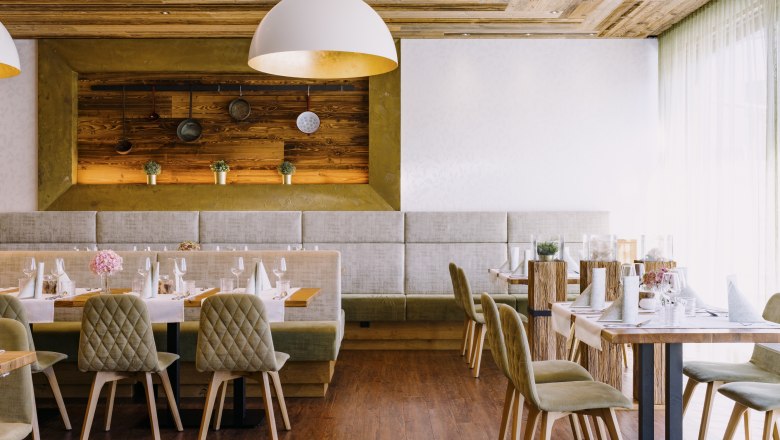 Moderne Wirtshauskultur, © Niederösterreich Werbung/Julius Hirtzberger Modernes Restaurant mit Holzelementen und eleganter Tischdekoration.
