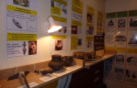 Museum of local history, © Gemeinde Inzersdorf Exhibition in the local history museum with archaeological finds and information boards.