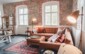 Apartments Haushammer, © Apartments Kienberg Gemütliches Sofa im Wohnbereich