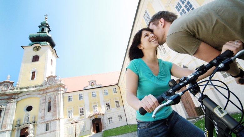 Seitenstetten Abbey, © Mostviertel Tourismus/Weinfranz.at A couple with bicycles in front of Seitenstetten Abbey.