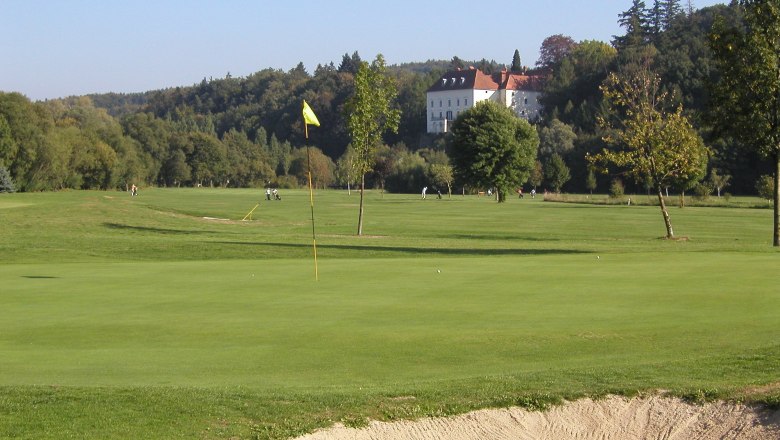 Golfplatz Schloss Ernegg, © Golfclub Schloss Ernegg Golfplatz mit Schloss im Hintergrund.