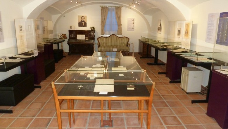 Im stimmungsvollen Gewölberaum werden Randhartingers Leben, sein Umfeld sowie seine Kirchenmusik präsentiert., © Franz Trimmel Im stimmungsvollen Gewölberaum werden Randhartingers Leben, sein Umfeld sowie seine Kirchenmusik präsentiert., © Franz Trimmel