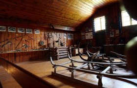 Woodcutter Museum Trübenbach, © weinfranz.at Interior view of a museum with wooden walls, old tools and sledges.