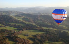 Ballooning im Traisental, © Gattinger Heißluftballon über grüner Hügellandschaft im Traisental.