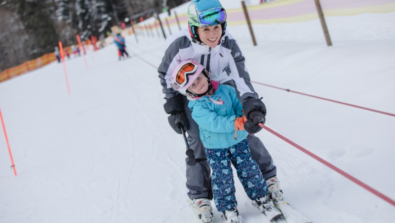 Practicing how to use ski lifts with the rope lift, © schwarz-koenig.at Practicing how to use ski lifts with the rope lift, © schwarz-koenig.at