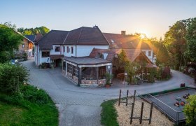Die Hochries, © Die Hochriess-Distelberger GmbH & Co.KG Das Familienhotel Hochrieß steht inmitten des Wildparks.
