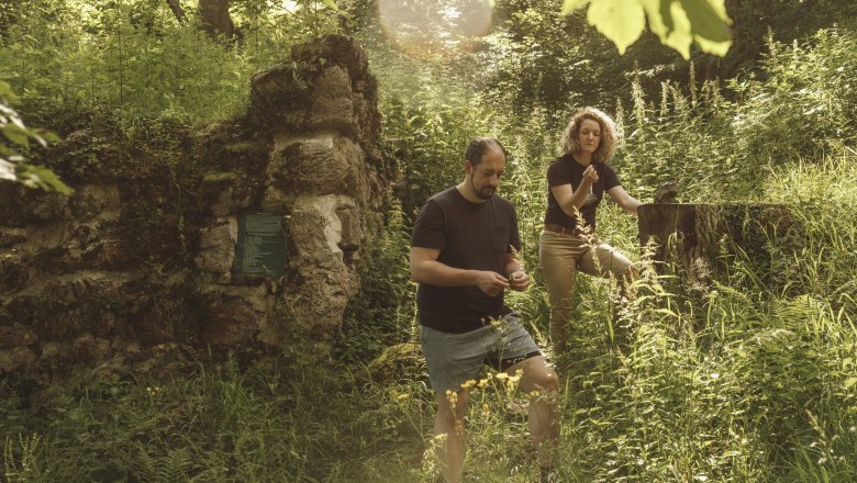 Silvia und Stefan Hueber erkunden die Kräuterwelt, © friendship.is / Ian Ehm Silvia und Stefan Hueber erkunden die Kräuterwelt, © friendship.is / Ian Ehm