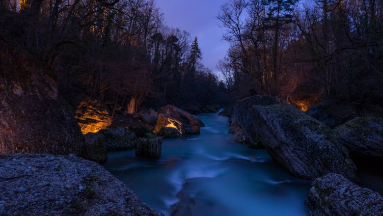 Erlaufschlucht bei Nacht, © blende21 - fabian istel photography Nachtaufnahme der Erlaufschlucht mit beleuchteten Felsen und fließendem Wasser.