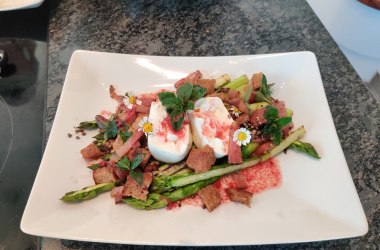 Frischer Spargel mit Schafkäse, © Mike Nährer Frischer Spargel mit Schafkäse, © Mike Nährer