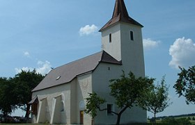 Filialkirche Pöllaberg, © Gemeinde Kirnberg Filialkirche Pöllaberg mit Turm und Bäumen im Vordergrund.