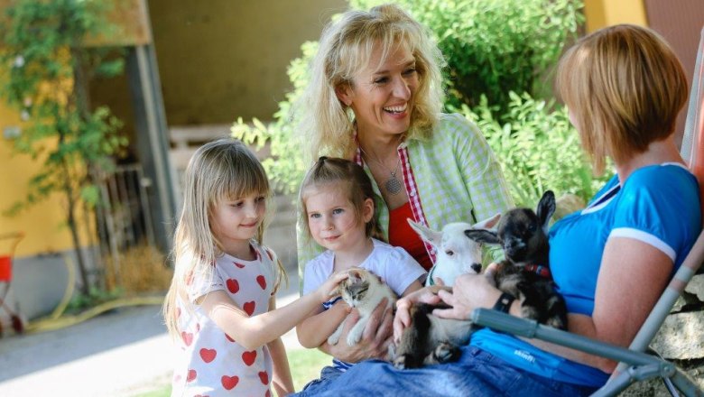 kerndlerhof_kinder_ziege_katze_-schwarz-koenigat, © Kerndlerhof kerndlerhof_kinder_ziege_katze_-schwarz-koenigat, © Kerndlerhof