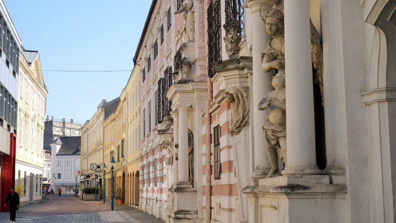 Institute of the English Fräulein, © SEPA.Media KG | Martin Kuettner Street with historical buildings and statues in a city.