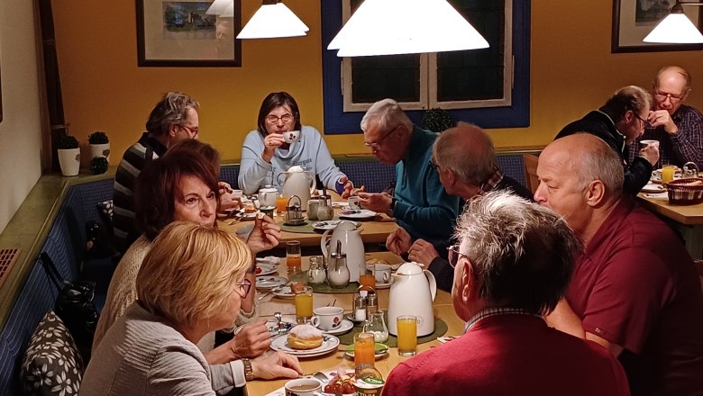 Haus Barbara_stärkendes Frühstück im Frühstücksraum, © Haus Barbara Gruppe von Menschen beim Frühstück in einem gemütlichen Raum.