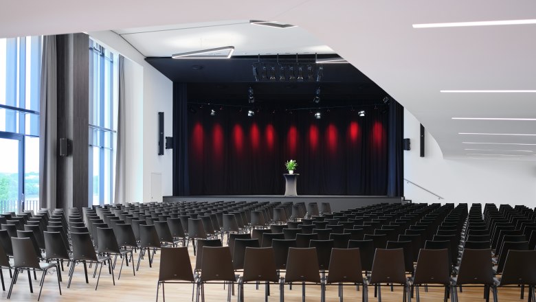 Bühne 2 Stadthalle Ybbs, © Johann Perger Leerer Veranstaltungsraum mit Bühne und Stuhlreihen in der Stadthalle Ybbs.