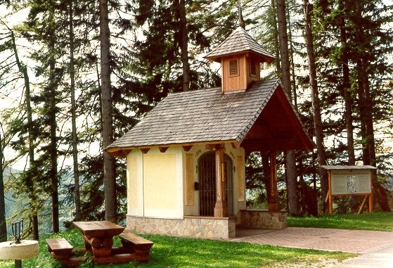 St. Wolfgangkapelle in Gresten-Land, © zVg Gemeinde Gresten-Land Kleine Kapelle im Wald mit Holztisch und Bank daneben.