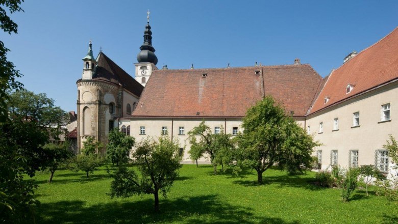 St. Pöltner Dom, © Werner Jäger St. Pöltner Dom mit Garten im Vordergrund.