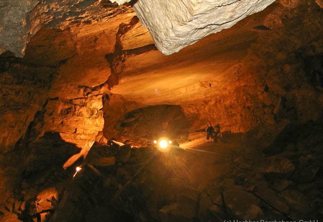 Hochkar cave, © Hochkar Bergbahnen GmbH Interior view of the Hochkar cave with illuminated rock formations.