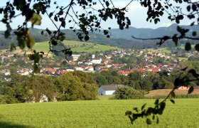 Marktgemeinde Oberndorf an der Melk, © Rötzer Gerhard Panorama von Oberndorf an der Melk mit grünen Feldern und Hügeln im Hintergrund.