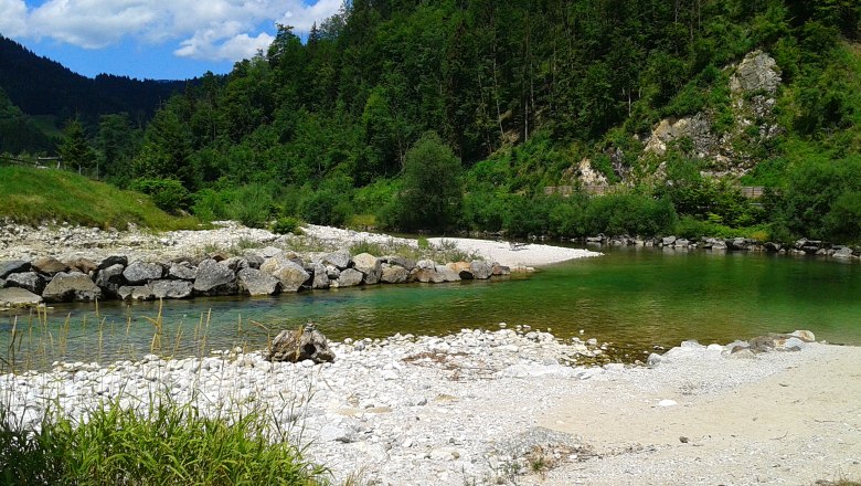 River bathing on the Ybbs, © TV Göstlinger Alpen River landscape with clear water, pebble beach and wooded hills.