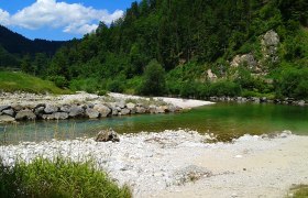 River bathing on the Ybbs, © TV Göstlinger Alpen River landscape with clear water, pebble beach and wooded hills.