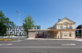 Cityhotel D & C, © Werner Jäger Außenansicht des Cityhotel D & C mit modernem und historischem Gebäudeteil.