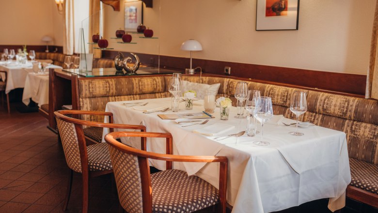 Inviting guest room in Ybbs an der Donau, © Niederösterreich Werbung/Daniela Führer Elegant restaurant with a table setting, white tablecloths and stylish chairs.