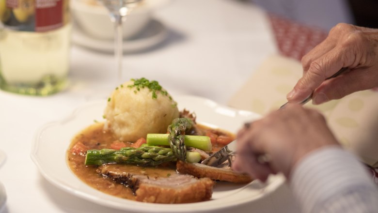 Das Mostviertler Mostbratl: Sieger-Gericht in der TV-Show "9 Plätze, 9 Schätze - so gut isst Österreich", © schwarz-koenig.at Das Mostviertler Mostbratl: Sieger-Gericht in der TV-Show "9 Plätze, 9 Schätze - so gut isst Österreich", © schwarz-koenig.at