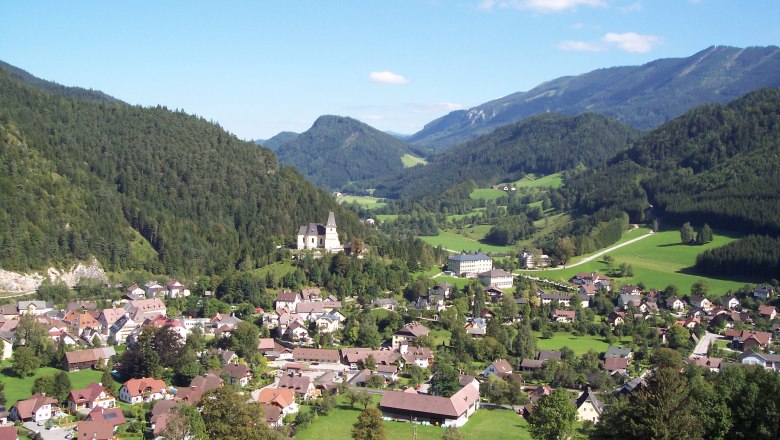 Hollenstein an der Ybbs, © zVg Archiv Naturpark Eisenwurzen. Panorama von Hollenstein an der Ybbs mit Kirche und Bergen im Hintergrund.