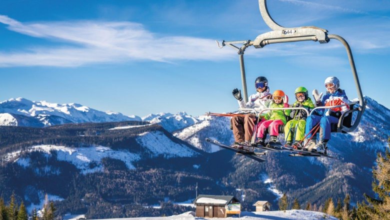 Family skiing, © Mariazeller Bürgeralpe/Rudy Dellinger Family skiing, © Mariazeller Bürgeralpe/Rudy Dellinger