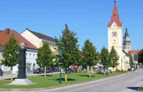 Ortszentrum mit Schloß, © Gemeinde Wallsee-Sindelburg Stadtzentrum mit Turm und Schloss im Hintergrund.