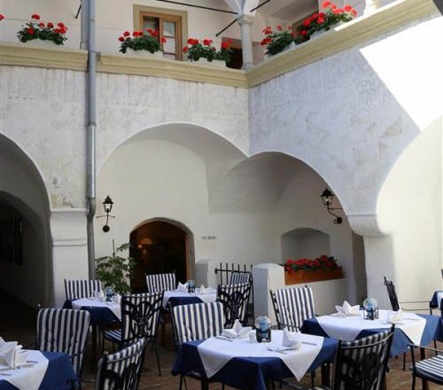 Gasthof zum Schwan, © Gasthof zum Schwan Innenhof eines Gasthofs mit gedeckten Tischen und Blumen.