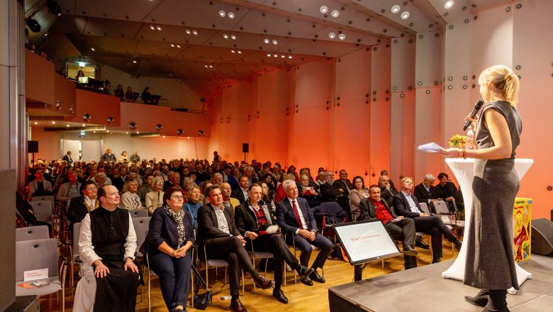 Bühnenprogramm im Kristallsaal von Schloss Rothschild, © mostropolis.at Bühnenprogramm im Kristallsaal von Schloss Rothschild, © mostropolis.at