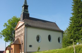 Hl. Anna Kirche Puchenstuben, © Gemeinde Puchenstuben Hl. Anna Kirche in Puchenstuben mit grünem Umfeld und blauem Himmel.