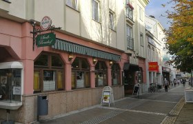 Stadtbrauhof Amstetten, © Roman Zöchlinger Straßenszene mit dem Stadtbrauhof Amstetten und umliegenden Geschäften.