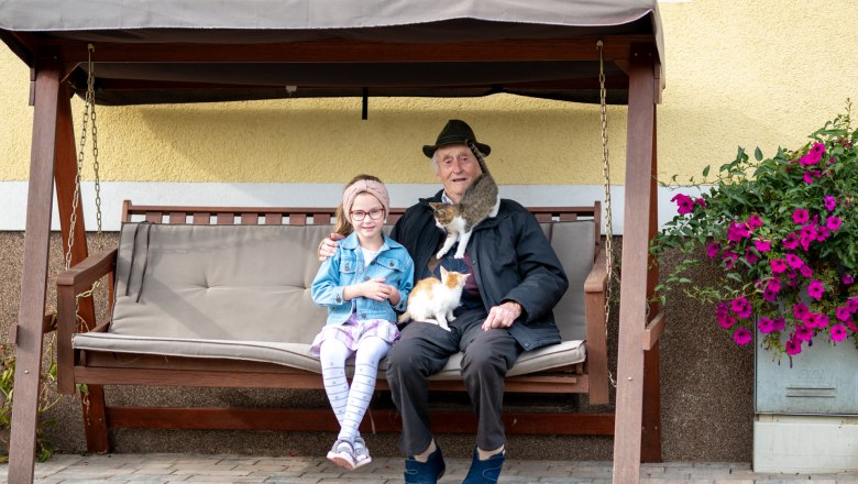 Juliane with Urliopa and the cats, © Grasberger Juliane with Urliopa and the cats, © Grasberger