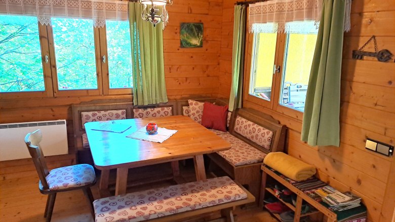 Sitzecke in der Hütte Kasser, © Familie Kasser Sitzecke in der Hütte Kasser, © Familie Kasser