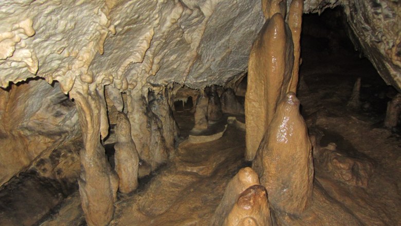 Stalagmiten und Stalaktiten gibt's in der Höhle zu sehen, © Mostviertel Tourismus, Karas Stalagmiten und Stalaktiten in einer Höhle.