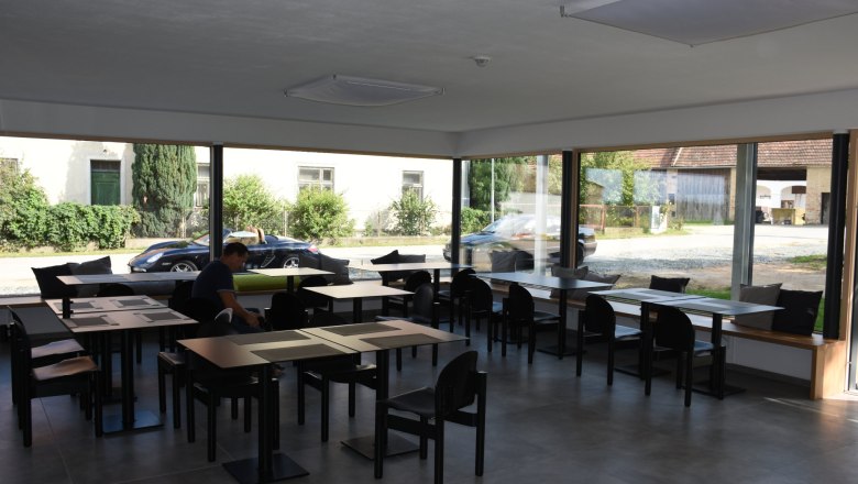 fruhstucksraum, © Helmut Leonhartsberger Großer Frühstücksraum mit komplett verglaster Wand und vielen Sitzmöglichkeiten.