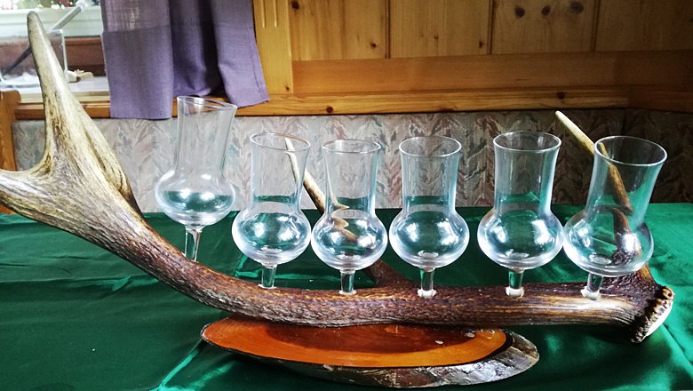 Hirschstange mit Grappagläsern, © Groiss Hirschstange mit Grappagläsern, © Groiss