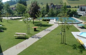 Randegg mountain pool, © zVg Gemeinde Randegg Green park with swimming pool and benches.