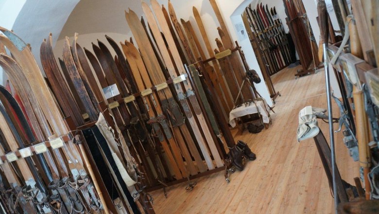 Wooden Ski Museum, © zVg St. Aegyd A room full of old wooden skis and ski equipment in a museum.