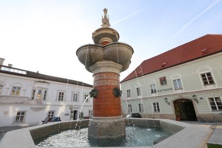 Emperor Franz Josef Jubilee Fountain, © schwarz-koenig.at Emperor Franz Josef Jubilee Fountain in front of a town hall building.