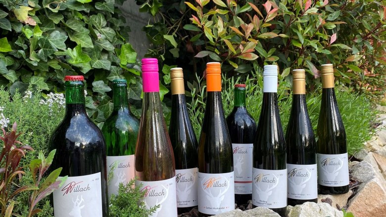 arkadenhof, © Familie Willach Auf einer Mauer trapierte Weinflaschen