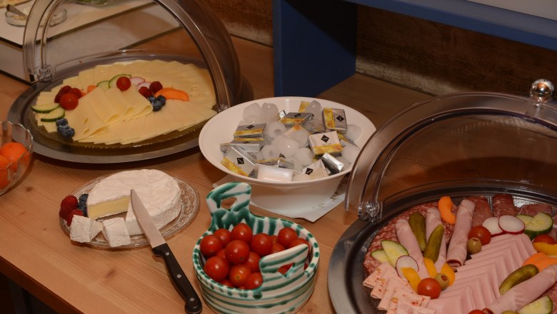 Haus Barbara_Frühstück, © Haus Barbara Frühstücksbuffet mit Käse, Wurst, Tomaten, Butter und Camembert.