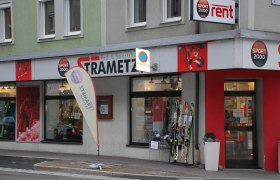 Sport Strametz, © NÖ-BBG Außenansicht eines Sportgeschäfts namens Strametz mit Skiern und Sportbekleidung im Schaufenster.