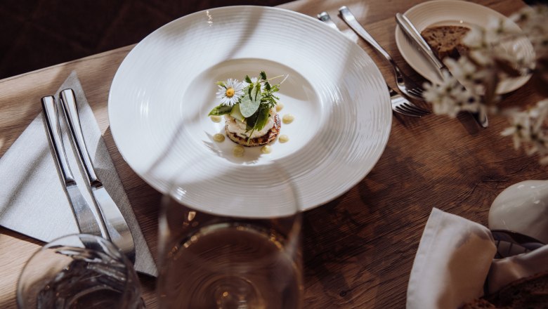 Tatarák z uzeného pstruha na bramborových plackách, © Niederösterreich Werbung/thecreatingclick.com Tatarák z uzeného pstruha na bramborových plackách, © Niederösterreich Werbung/thecreatingclick.com