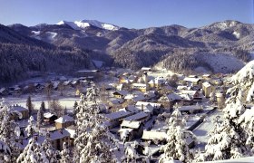 St. Aegyd vom Osterkogel aus, © ARGE Genusstourismus St. Aegyd Winterliche Landschaft von St. Aegyd mit schneebedeckten Häusern und Bergen im Hintergrund.